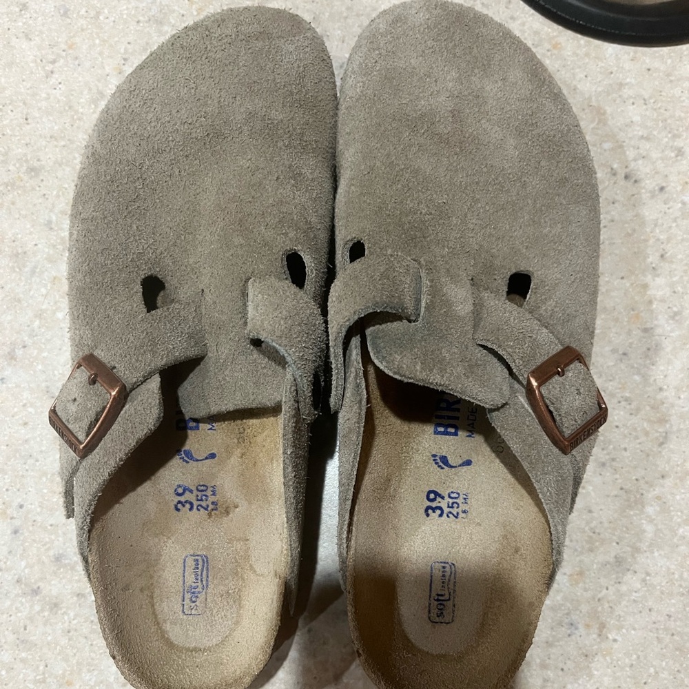 Birkenstock Soft Leather Clogs in Taupe Excellent condition